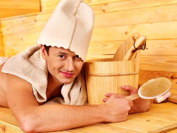 Muž v klobouku v sauně. — Stock fotografie