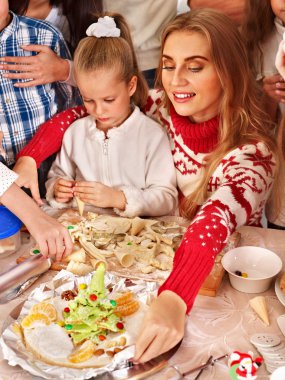 Hamuru haddeleme çocuk