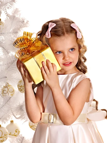 Niño con caja de regalo —  Fotos de Stock