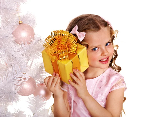 Niño con caja de regalo —  Fotos de Stock