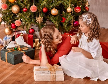 Aile Noel ağacının yakınında.