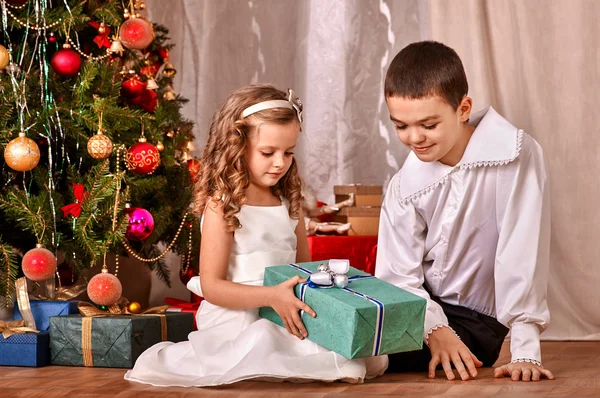 Kinder erhalten Geschenke — Stockfoto