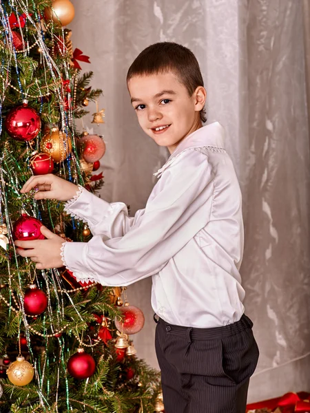 Kind versieren op kerstboom. — Stockfoto