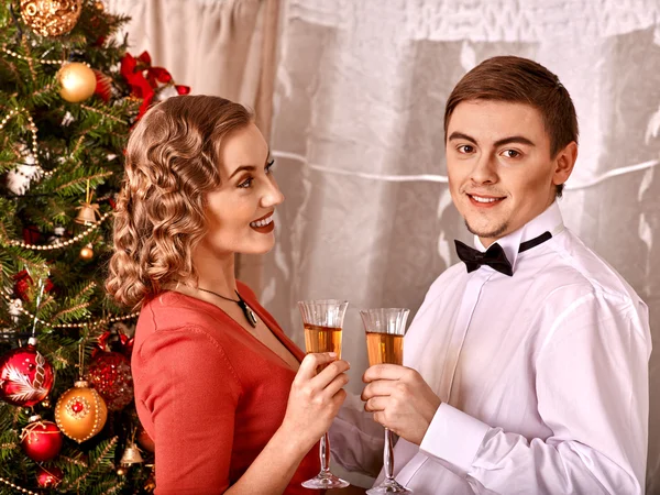 Casal na festa de Natal . — Fotografia de Stock