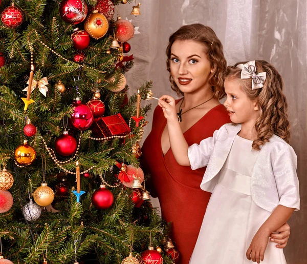 Família de vestir árvore de Natal . — Fotografia de Stock