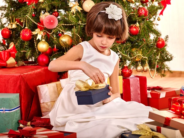 Niño con caja de regalo — Foto de Stock