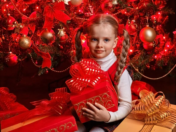 Child with gift box — Stock Photo, Image