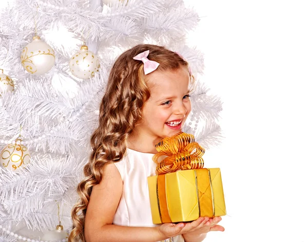 Niño con caja de regalo — Foto de Stock