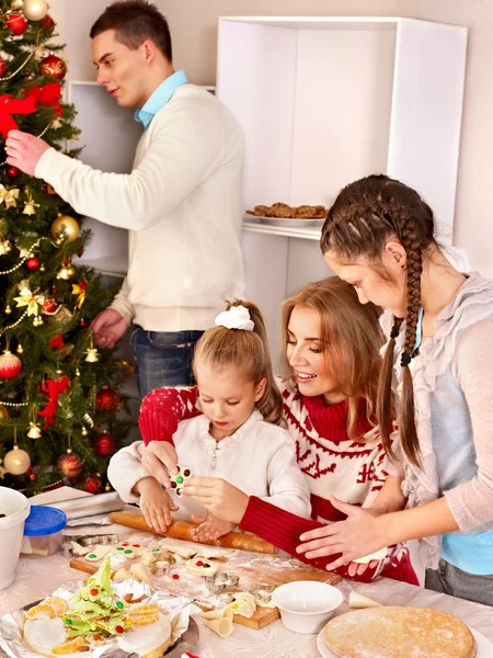 Bambini che rotolano la pasta in cucina . — Foto Stock