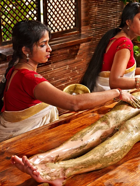 Donna che ha piedi ayurvedici massaggio spa . — Foto Stock