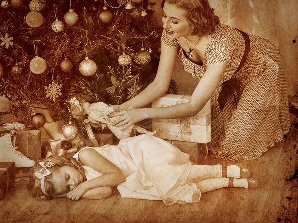 Kind mit Mutter in der Nähe von Weihnachtsbaum. — Stockfoto