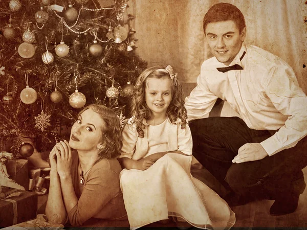 Familie dressing kerstboom. — Stockfoto