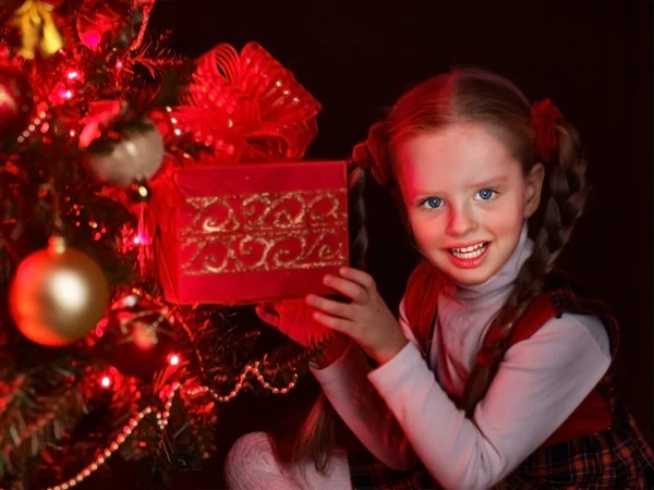 Ребёнок с подарочной коробкой — стоковое фото