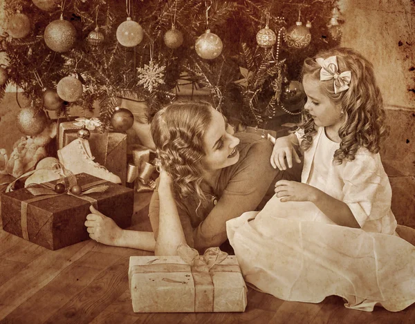 Kind mit Mutter in der Nähe von Weihnachtsbaum. — Stockfoto