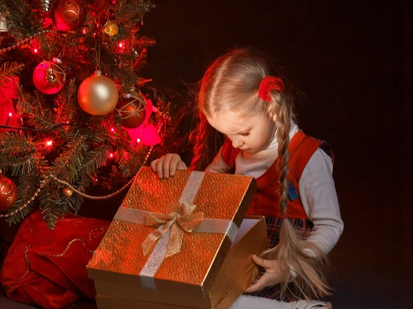 Niño con caja de regalo — Foto de Stock