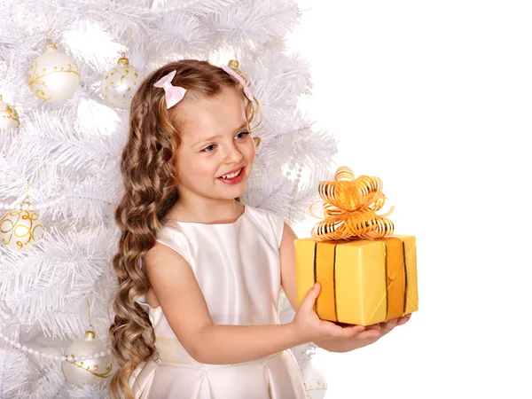 Niño con caja de regalo — Foto de Stock