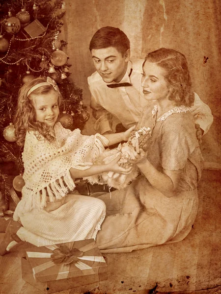 Family dressing Christmas tree. — Stock Photo, Image
