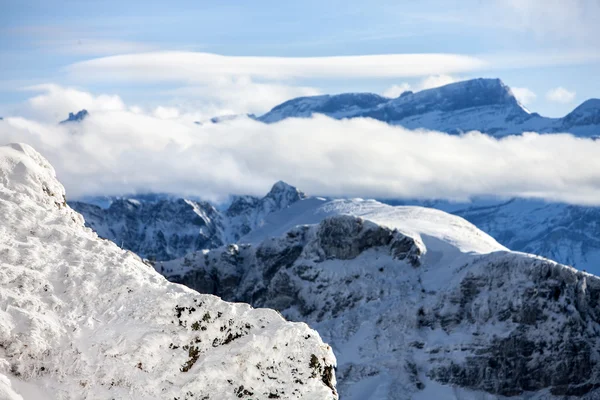 Снежная вершина горы — стоковое фото