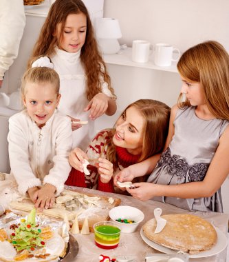 Hamur mutfakta çalışırken aile