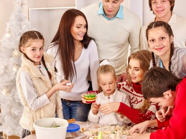 Hamur mutfakta çalışırken aile