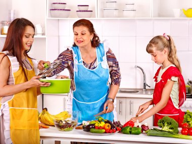 familie koken in de keuken