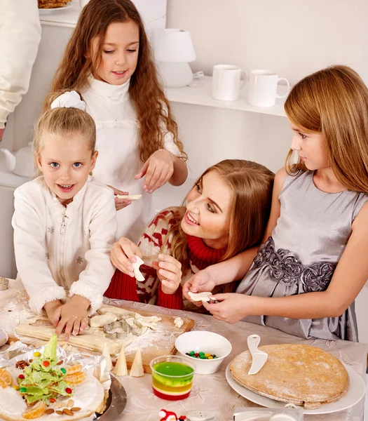 Hamur mutfakta çalışırken aile