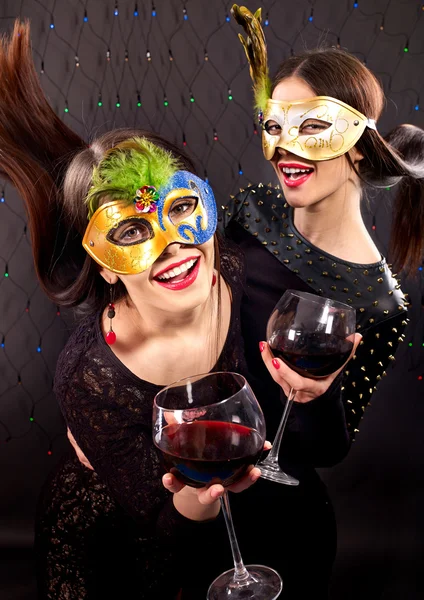 Lesbische Frauen mit Wein — Stockfoto