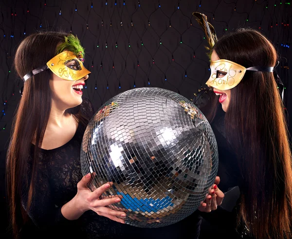 Lesbische Frauen in Karnevalsmasken — Stockfoto
