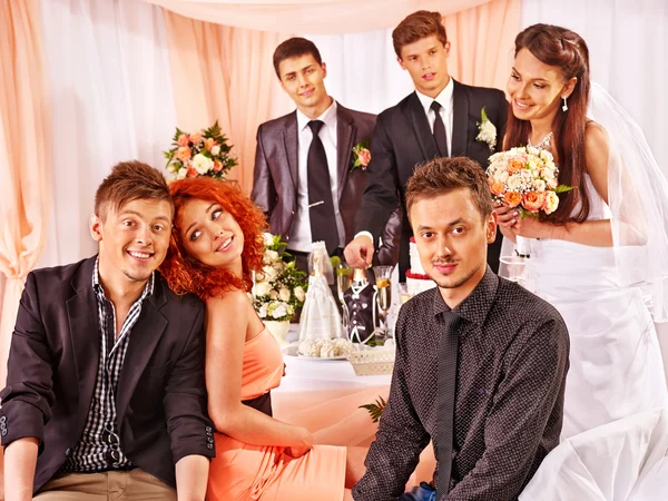 Brudparet och gästerna — Stockfoto