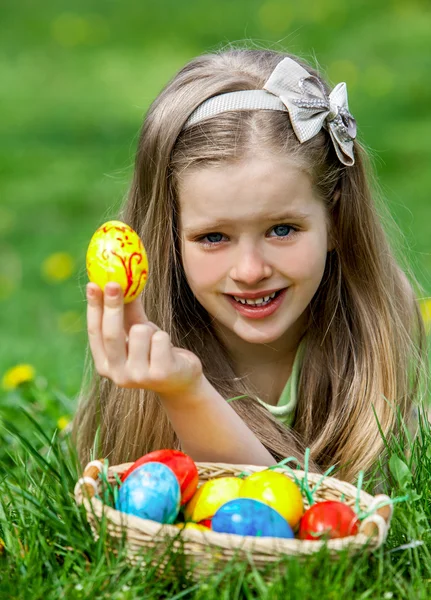 Niño encontrar huevo de Pascua al aire libre — Foto de Stock
