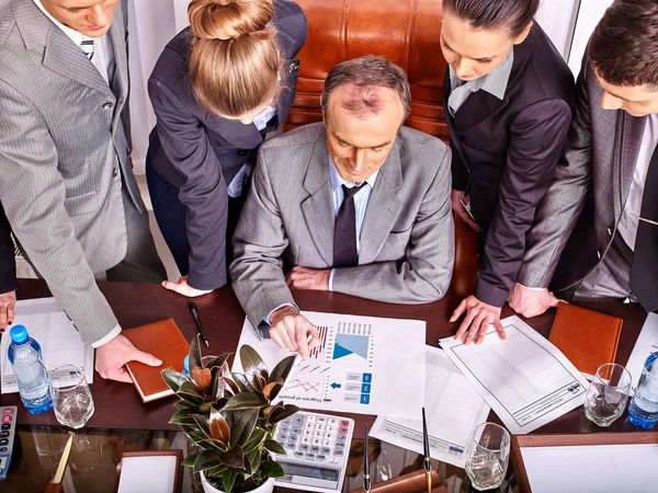 Les gens d'affaires ensemble dans le bureau — Photo