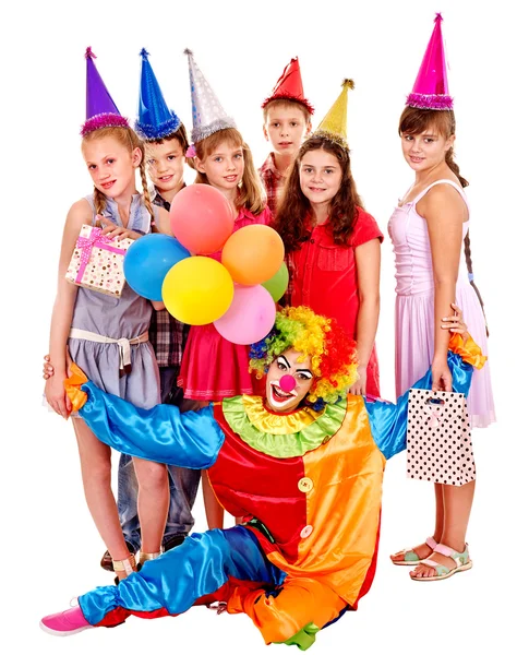 Grupo de festa de aniversário de adolescente com palhaço — Fotografia de Stock