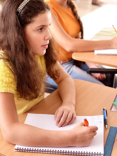 School meisje zit in klas — Stockfoto