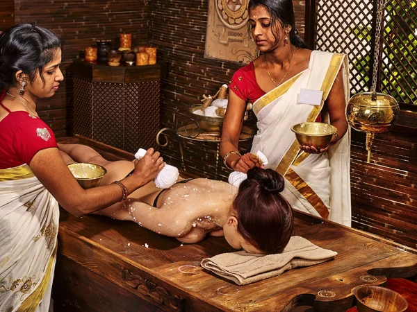 Mulher fazendo massagem com bolsa — Fotografia de Stock