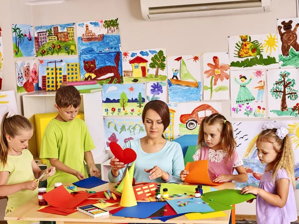 Niños con maestro en el aula . — Foto de Stock