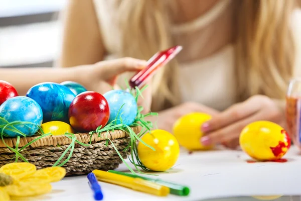 Los niños pintan huevos de Pascua — Foto de Stock