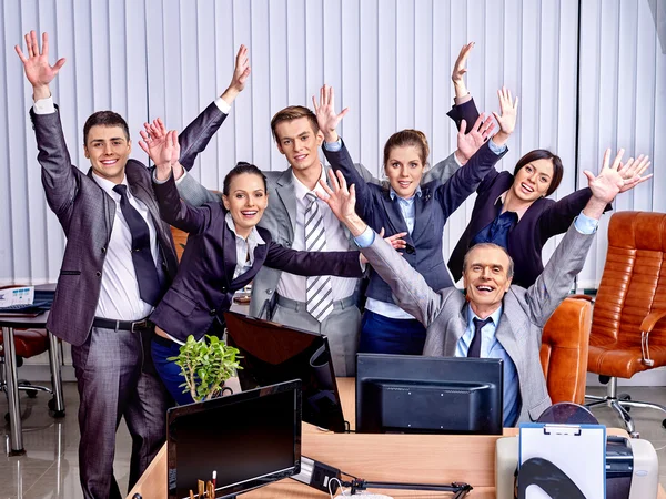 Groupe d'hommes d'affaires au bureau . — Photo