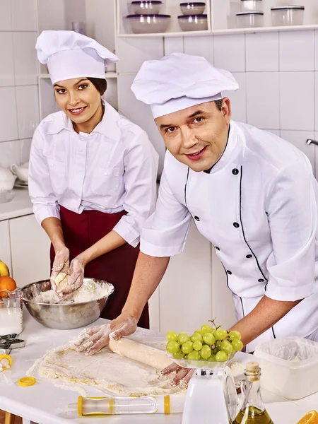 Vrouw en man in chef-kok hoed — Stockfoto