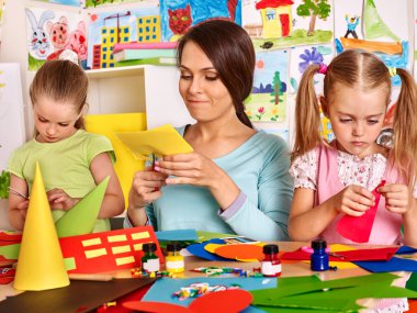 Çocuk makas kağıt kesme.