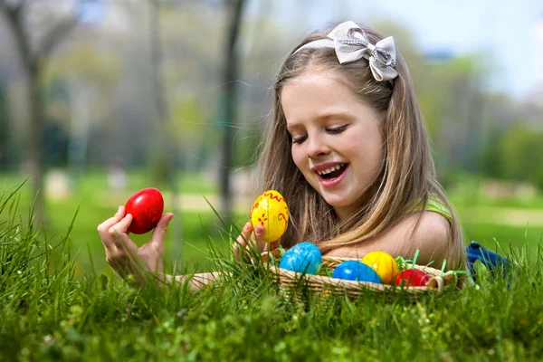 Niño encontrar huevos de Pascua al aire libre . — Foto de Stock