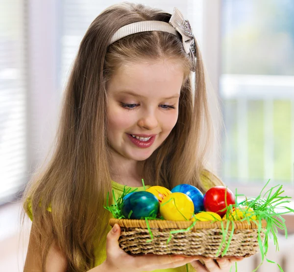 Los niños pintan huevos de Pascua en casa . — Foto de Stock