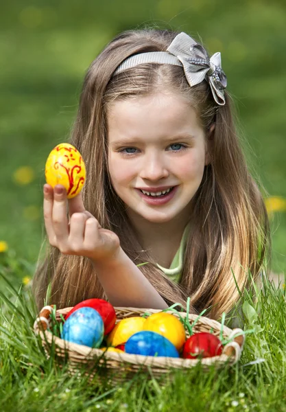 Niño encontrar huevo de Pascua al aire libre . —  Fotos de Stock
