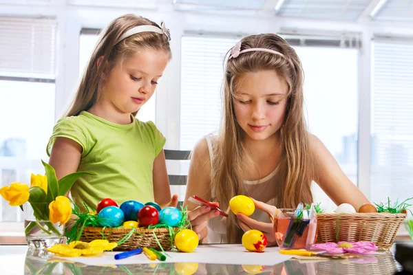 Children paint Easter eggs at home. — Stock Photo, Image