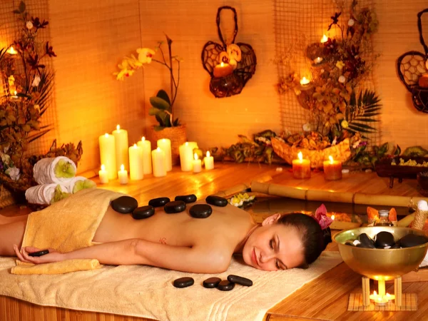 Mujer recibiendo masaje de piedra terapia  . — Foto de Stock