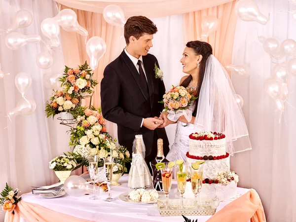 Grupo de pessoas na mesa de casamento . — Fotografia de Stock