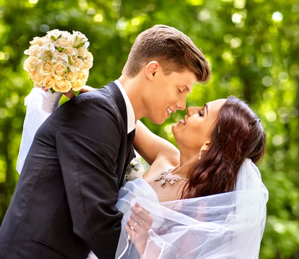 Bruid en bruidegom met bloem buiten. — Stockfoto