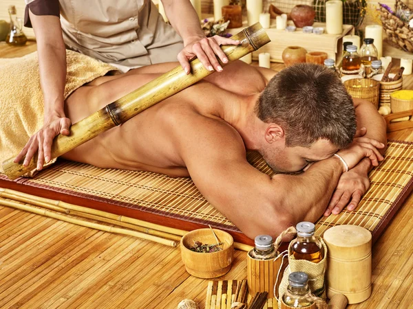 Homem recebendo massagem de bambu . — Fotografia de Stock