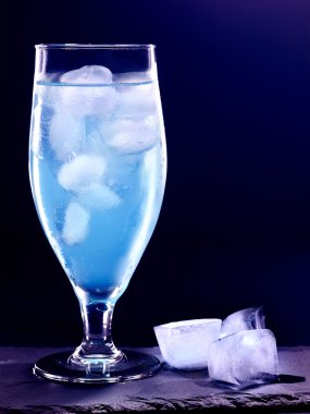 Küp buz ile mavi içki