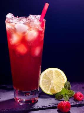 Kırmızı Ahududu kireç kokteyl