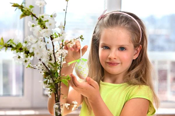 Niño colgar colgando huevo de Pascua — Foto de Stock